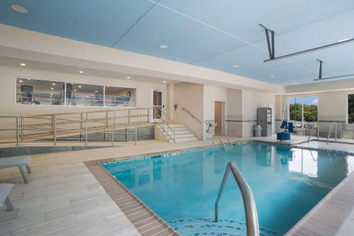 伊丽莎白镇SureStay Plus Hotel by Best Western Elizabethtown Hershey的一座带游泳池的大楼内的大型游泳池