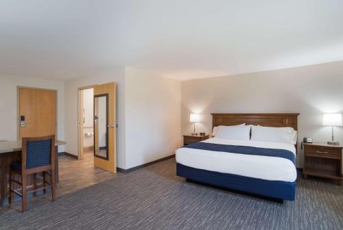 伊丽莎白镇SureStay Plus Hotel by Best Western Elizabethtown Hershey的酒店客房设有一张大床和一张书桌。