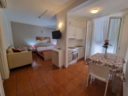 里乔内Residence Alba的一个小客厅,配有一张床和一张桌子