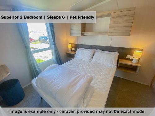 法利鸦巢大篷车旅店的一间卧室设有一张床和一个窗口