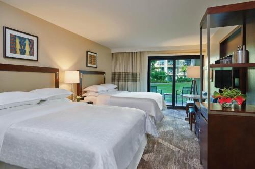 科洛阿Sheraton Kauai Resort Villas的酒店客房设有两张床和一个阳台。
