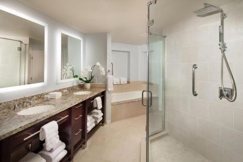 兰乔米拉日The Westin Mission Hills Resort Villas, Palm Springs的一间带两个盥洗盆和淋浴的浴室
