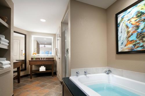 埃文Sheraton Lakeside Terrace Villas at Mountain Vista, Avon, Vail Valley的浴室配有壁画和浴缸