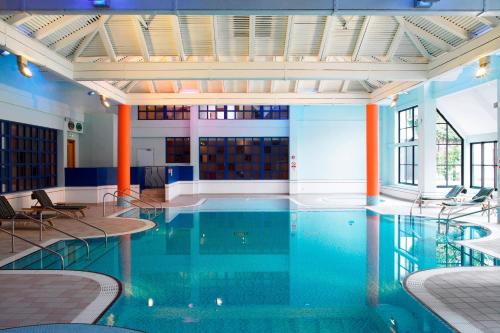 比肯希尔Forest of Arden Hotel and Country Club的大楼里一个蓝色的大泳池