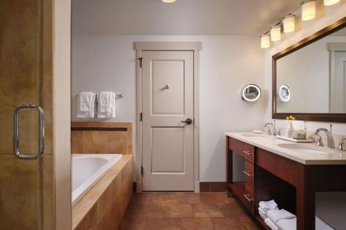 斯廷博特斯普林斯斯廷博特度假别墅喜来登公寓式酒店的带浴缸、水槽和镜子的浴室