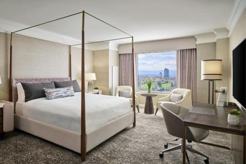 丹佛丹佛樱桃溪JW万豪酒店的配有一张床和一张书桌的酒店客房