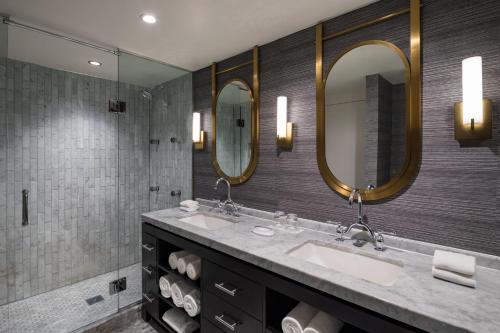 亚特兰大Hotel Colee, Atlanta Buckhead, Autograph Collection的浴室设有2个水槽和2面镜子