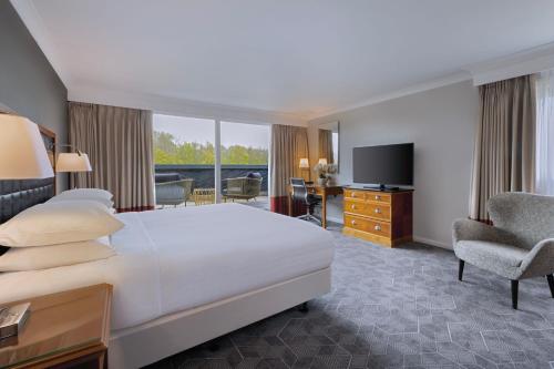 北安普敦Delta Hotels by Marriott Northampton的酒店客房设有一张大床和一台电视。