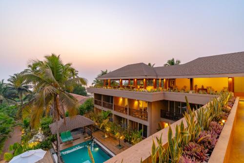 曼德姆里瓦海滩度假酒店的享有带游泳池的度假村的空中景致
