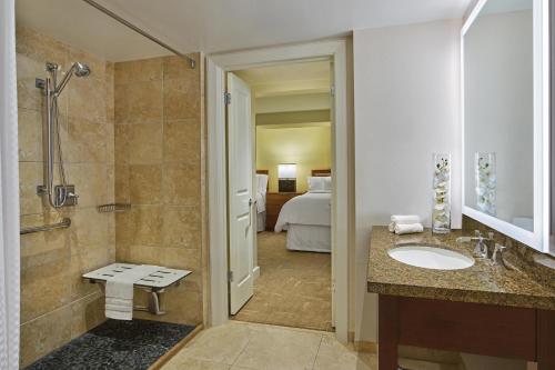圣约翰The Westin St. John Resort Villas的一间带水槽和淋浴的浴室