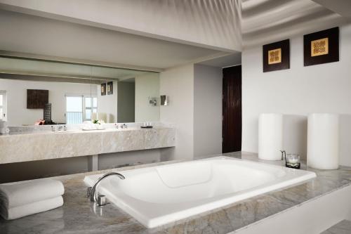 坎昆坎昆威斯汀Spa度假酒店的一间带大浴缸和大镜子的浴室