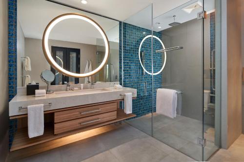 努沙杜瓦Marriott's Bali Nusa Dua Terrace的一间带水槽和镜子的浴室