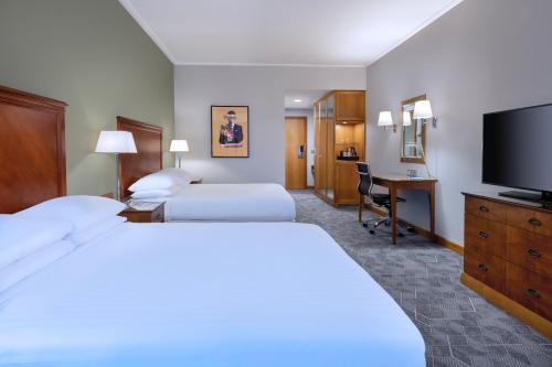 贝克斯利黑思Delta Hotels by Marriott Bexleyheath的酒店客房设有两张床和一台平面电视。