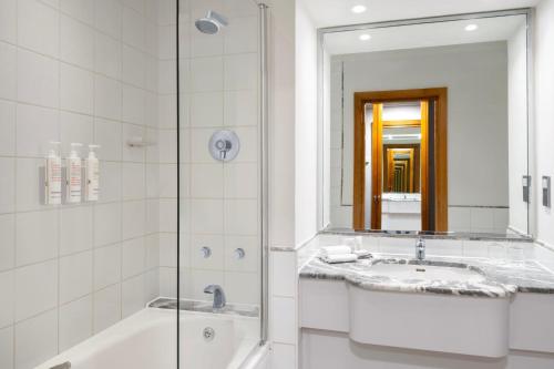 贝克斯利黑思Delta Hotels by Marriott Bexleyheath的带浴缸、水槽和镜子的浴室