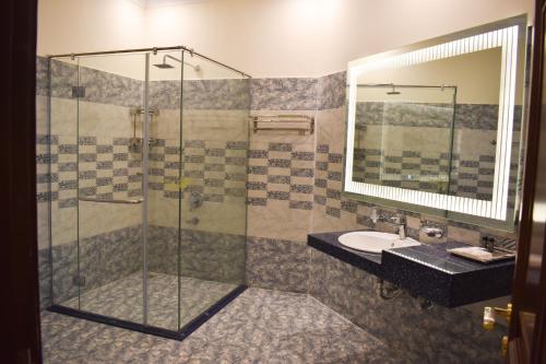 锡亚尔科特Hotel de Raj Sialkot的带淋浴和盥洗盆的浴室