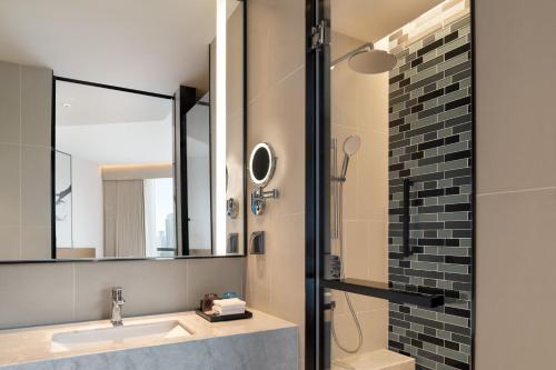 西安西安浐灞万枫酒店的一间带水槽和镜子的浴室