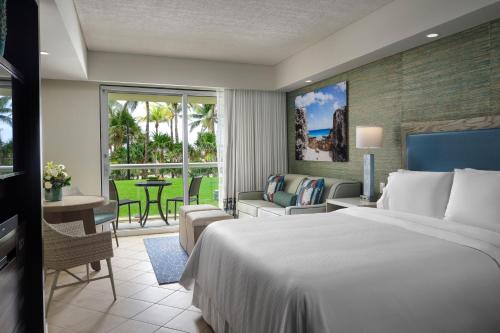 坎昆坎昆威斯汀兰格码海洋度假别墅酒店的酒店客房设有一张床和一个露台。