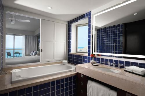 坎昆坎昆威斯汀兰格码海洋度假别墅酒店的带浴缸、水槽和镜子的浴室