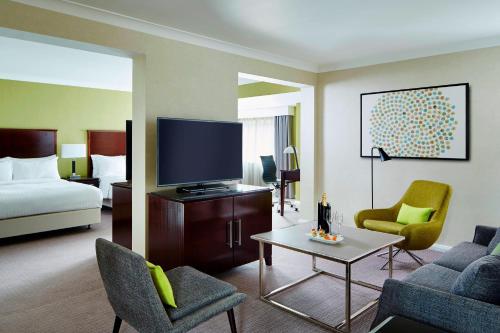 霍尔Delta Hotels by Marriott Manchester Airport的酒店客房,配有床和电视