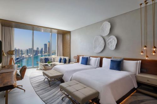 迪拜The St. Regis Downtown Dubai的市景客房 - 带2张床