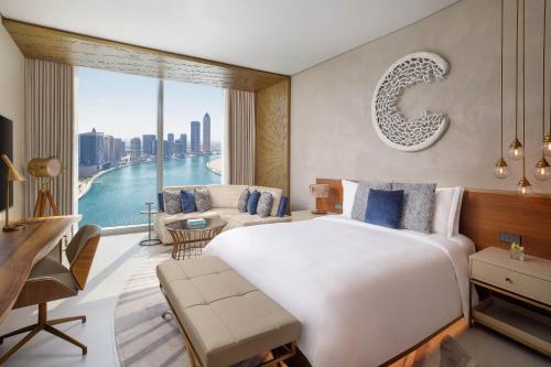 迪拜The St. Regis Downtown Dubai的一间卧室设有一张大床和一个大窗户