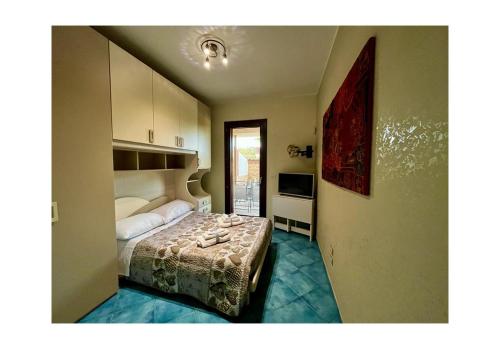 布林迪西Villa Ortensia的一间小卧室,配有一张床和电视