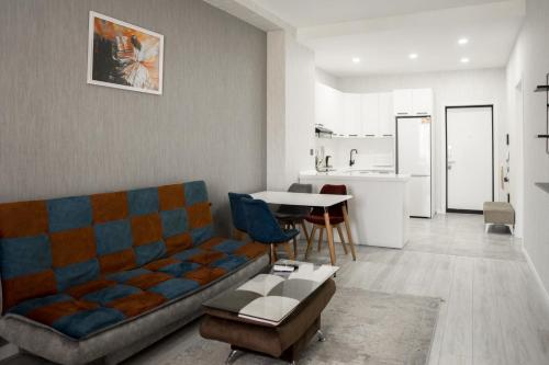 巴库Apartment on Nizami street的客厅配有沙发和桌子