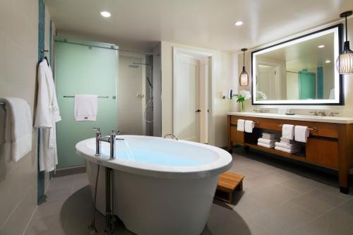 拉海纳卡纳帕里威斯丁纳尼海洋别墅 的一间带大浴缸和镜子的浴室