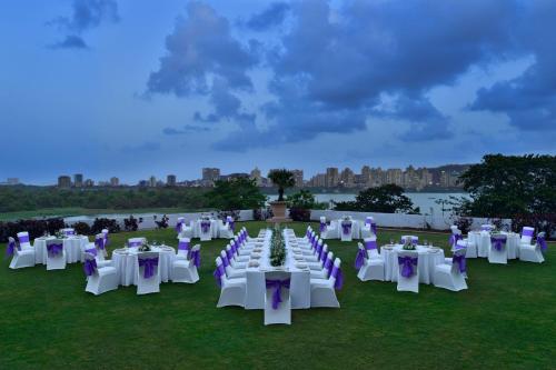 孟买孟买万丽会议中心酒店的一组白色的桌椅