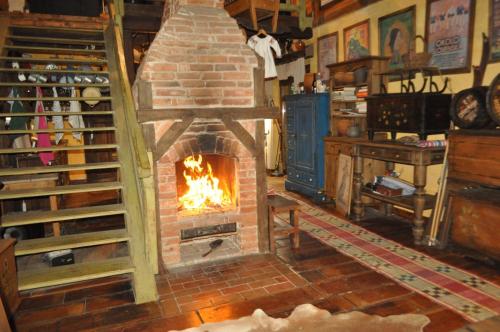 斯皮什新村Vintage cozy village house的壁炉间里的砖炉
