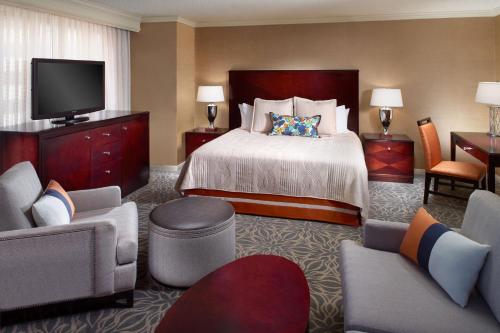杰克逊维尔Marriott Jacksonville Downtown的配有一张床和一台平面电视的酒店客房