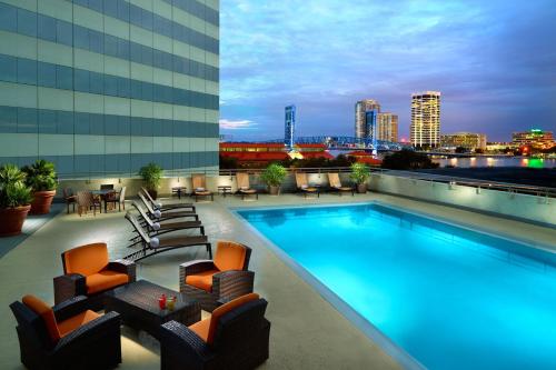 杰克逊维尔Marriott Jacksonville Downtown的一座城市天际线建筑的顶部游泳池