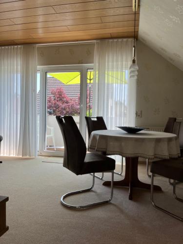 布伦瑞克Ferienwohnung Paulina的一间带桌椅和窗户的用餐室
