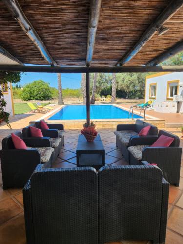 卡武埃鲁Quinta Das Amendoas的带沙发的庭院和游泳池