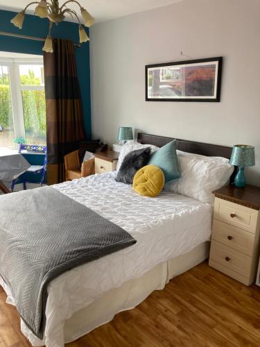 BallylickeyBantry Bay Haven的一间卧室配有一张黄色枕头的床