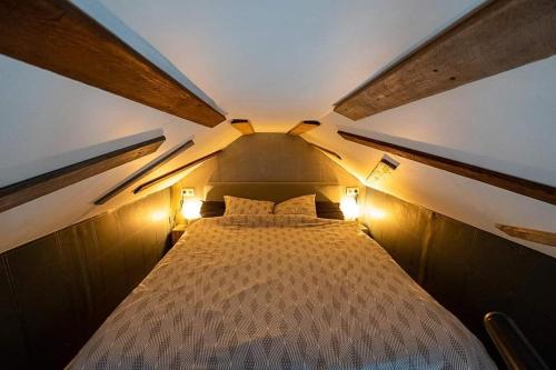 西内Autant pour toi的小房间的一个床位,有两个灯