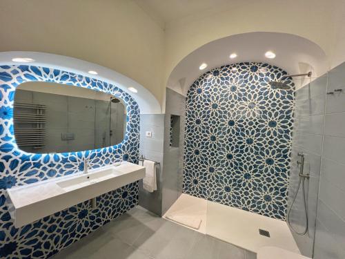 阿马尔菲Villa Alba d'Oro的一间带水槽和镜子的浴室