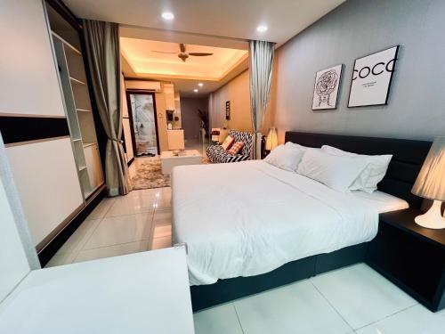 吉隆坡Mont kiara 5-Star Deluxe Suite 2-4pax的一间卧室设有一张床和一间客厅。