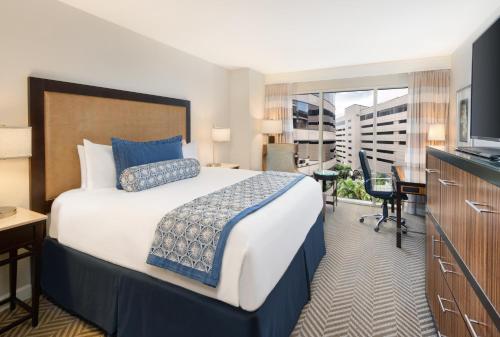坦帕坦帕西海岸翠贡精选酒店的酒店客房设有一张大床和一台电视。