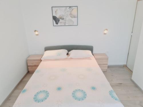 萨普伦纳拉Apartments Pavlić的一间卧室配有一张床铺,床上有毯子