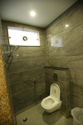 新德里Hotel Emporio Dx - New Delhi Railway Station - Paharganj的一间带卫生间和窗户的浴室