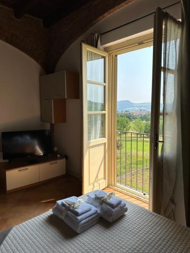 塞拉瓦莱·斯克里维亚Vittoria Apartment的一间卧室设有一张床和一个大窗户