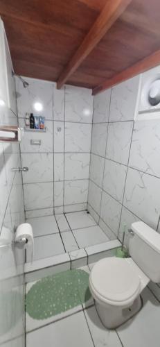 La BoquitaChalet Las Cortinas的白色的浴室设有卫生间和淋浴。