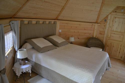 莫尔纳乐府酒店的小木屋内一间卧室,配有一张床