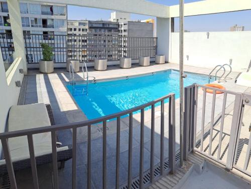 圣地亚哥Lindo departamento equipado (Cercano a Terminal Sur)的游泳池位于公寓的阳台上