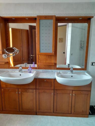 加维拉泰Tramonto al Lago的一间带两个盥洗盆和大镜子的浴室