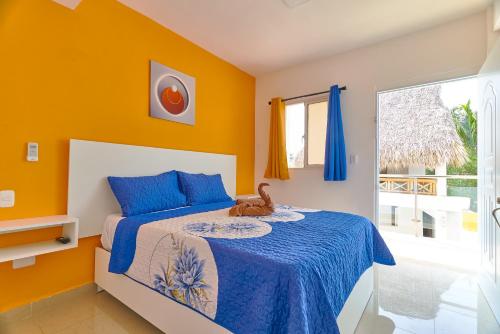 Pueblo BávaroSun Express Hotel的一间卧室设有蓝色和橙色的墙壁。