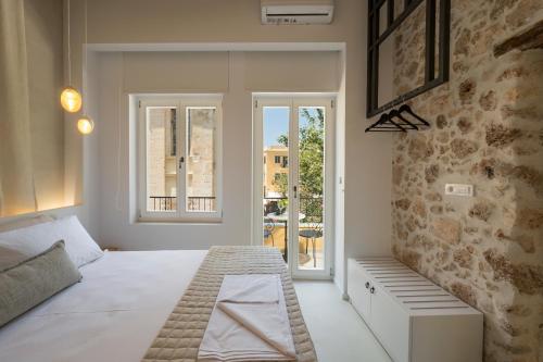 干尼亚il Campanile Luxury Living的白色的卧室设有床和窗户