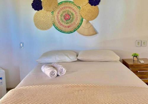 路易斯科雷亚Mansão do Kite - Praia do Coqueiro的一间卧室配有一张床,上面有两条毛巾