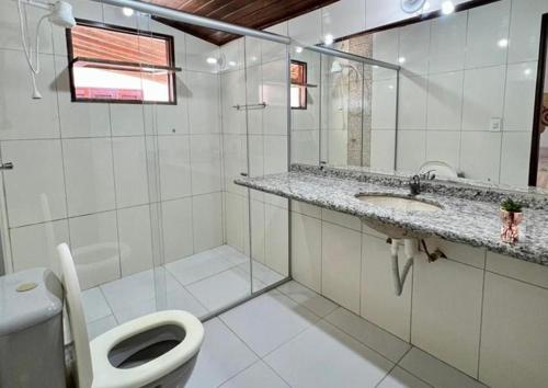 路易斯科雷亚Mansão do Kite - Praia do Coqueiro的白色的浴室设有卫生间和水槽。